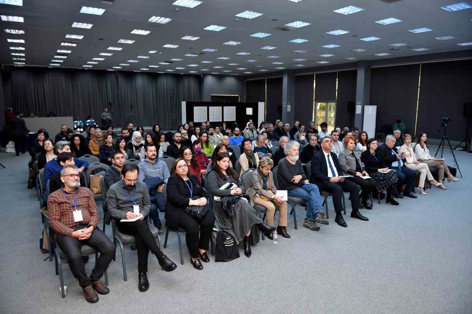 'Estetik bir olgu olarak dünyalar kurmak' sempozyumu başladı
