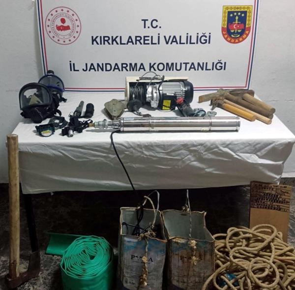 Evin altına 40 metrelik kuyu açıp, asansör sistemi kurarak define aradılar