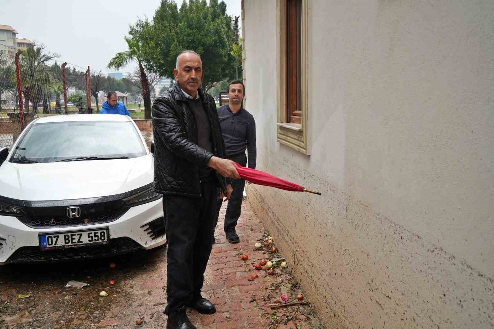 Evleri su basıp boğulma tehlikesi yaşayan vatandaşlar üst katlardaki komşularına sığındı
