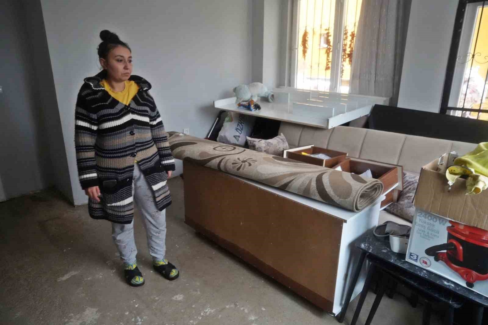 Evleri su basıp boğulma tehlikesi yaşayan vatandaşlar üst katlardaki komşularına sığındı
