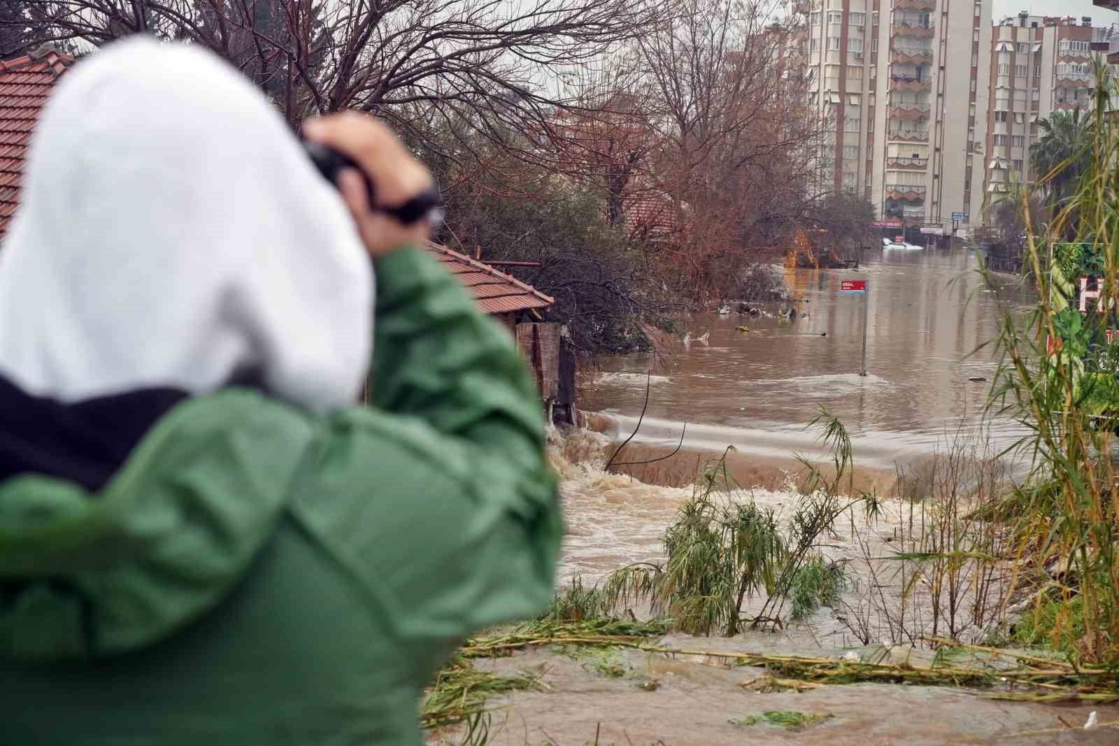 Evleri su basıp boğulma tehlikesi yaşayan vatandaşlar üst katlardaki komşularına sığındı