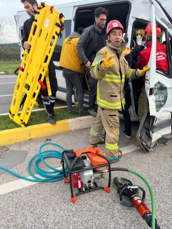 Fabrika işçilerinin taşındığı servis ile TIR çarpıştı: 9 yaralı
