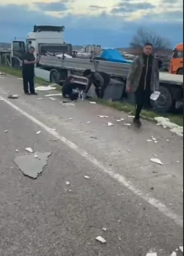 Fabrika işçilerinin taşındığı servis ile TIR çarpıştı: 9 yaralı