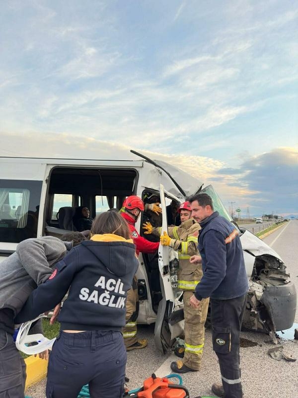 Fabrika işçilerinin taşındığı servis ile TIR çarpıştı: 9 yaralı