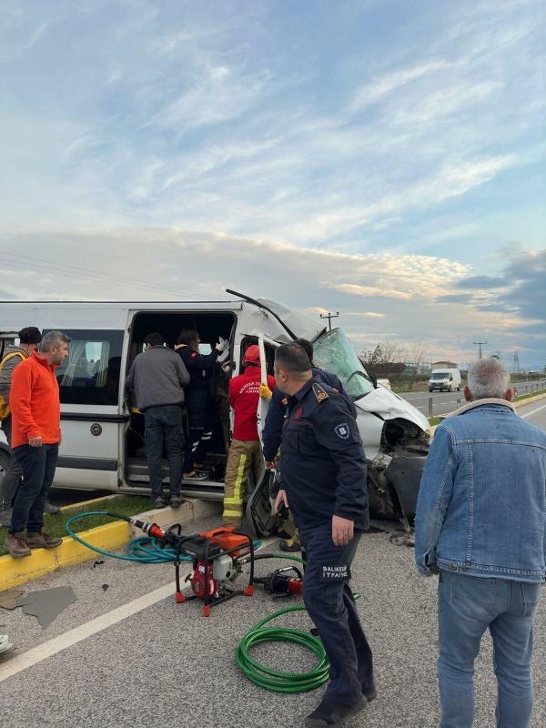 Fabrika işçilerinin taşındığı servis ile TIR çarpıştı: 9 yaralı
