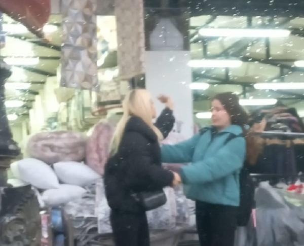 Genç kızların sokak kavgası