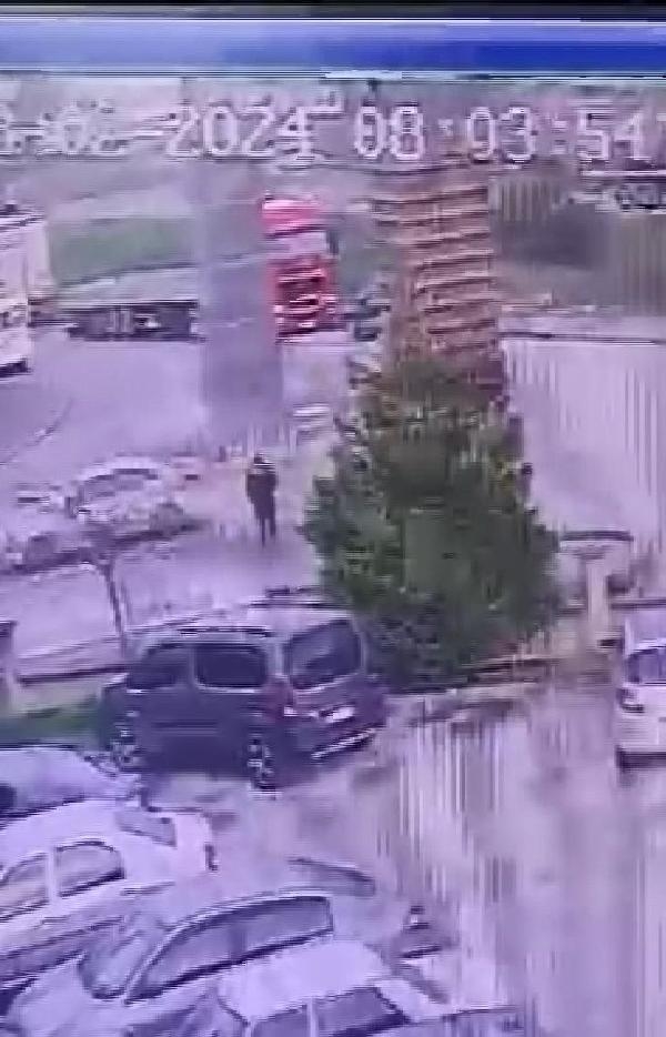 Hafif ticari aracın çarptığı bekçi ağır yaralandı; o anlar kamerada