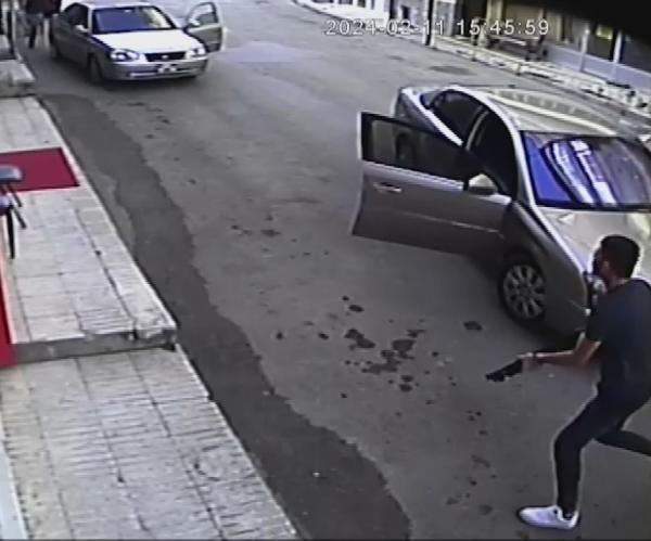 Husumetlisini silahla yaraladı, o anlar güvenlik kamerasına yansıdı