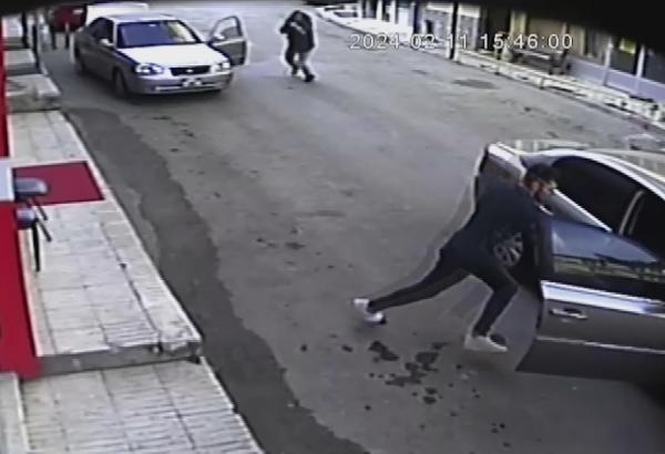 Husumetlisini silahla yaraladı, o anlar güvenlik kamerasına yansıdı