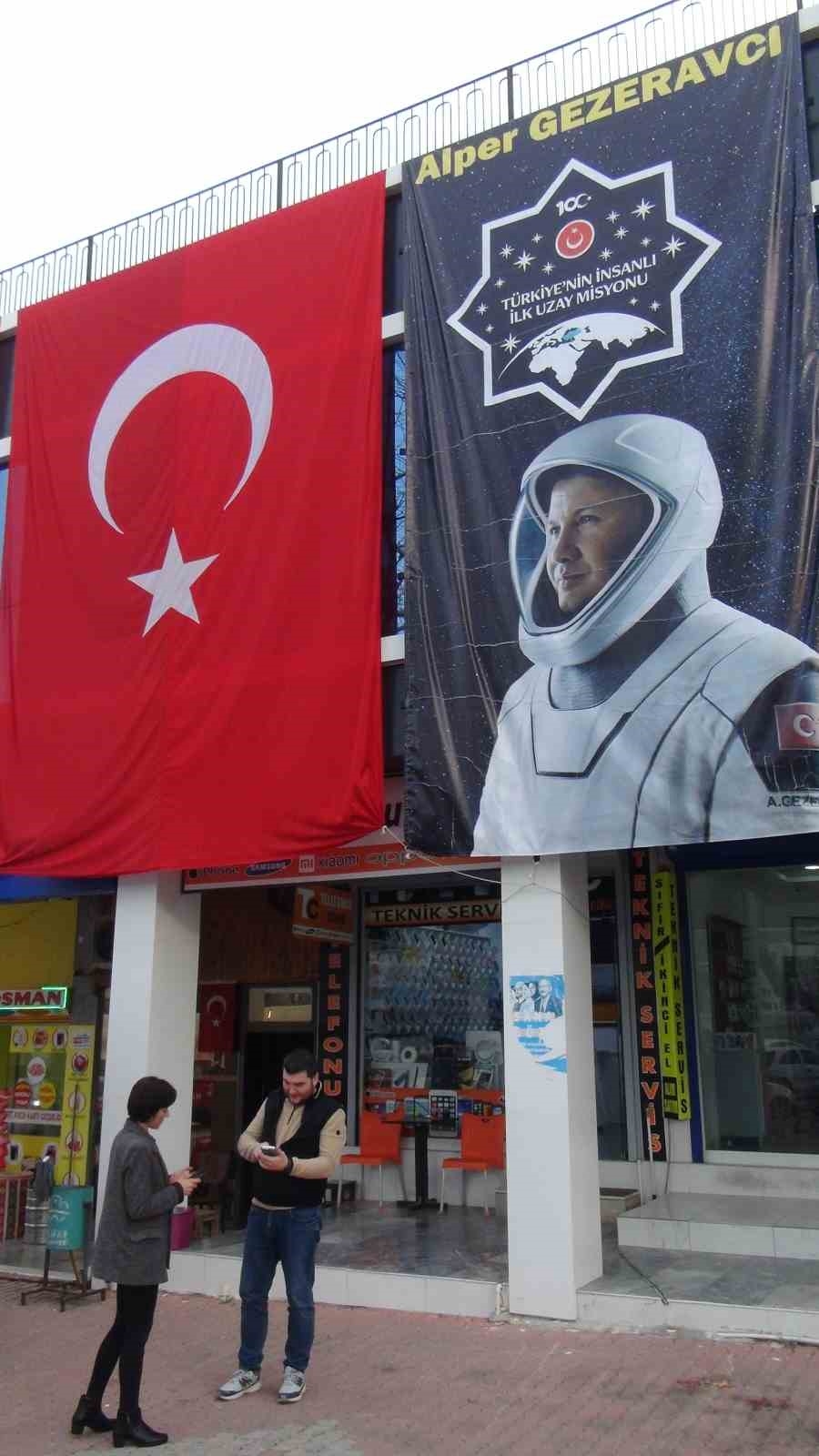İlk Türk astronot Alper Gezeravcı'yı akrabaları merak ve sevinçle bekliyor
