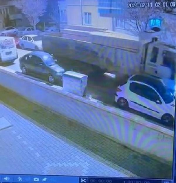 Kamyon, park halindeki araçlara çarparak ilerledi