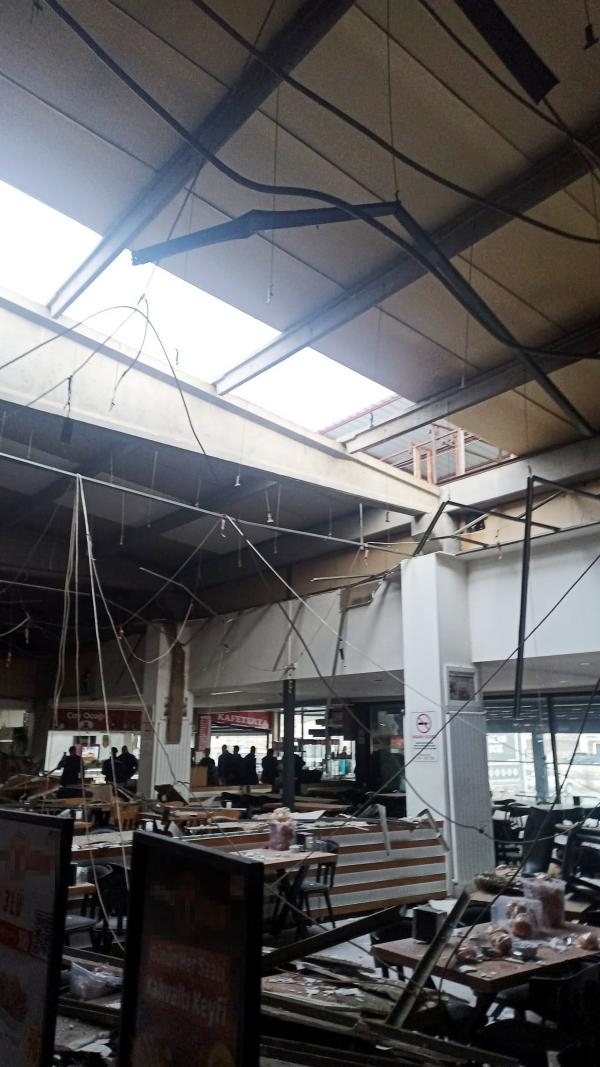 Karayolunda restoranın asma tavanı çöktü; 11 yaralı