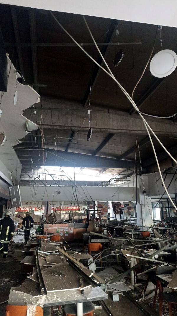 Karayolunda restoranın asma tavanı çöktü; 11 yaralı