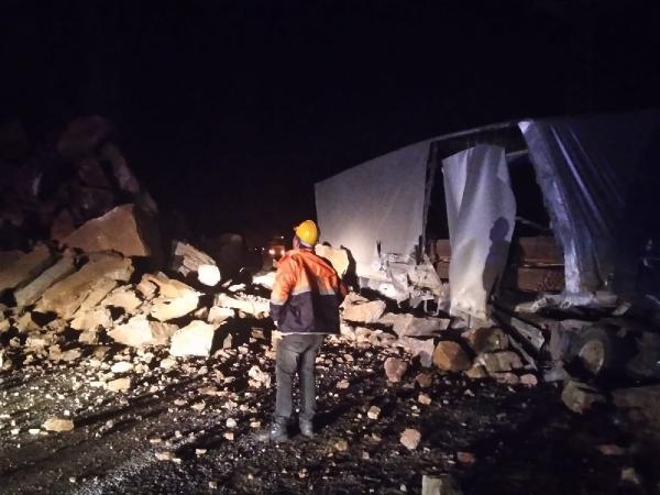 Kaya parçalarının isabet ettiği TIR, devrildi