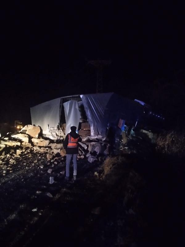 Kaya parçalarının isabet ettiği TIR, devrildi