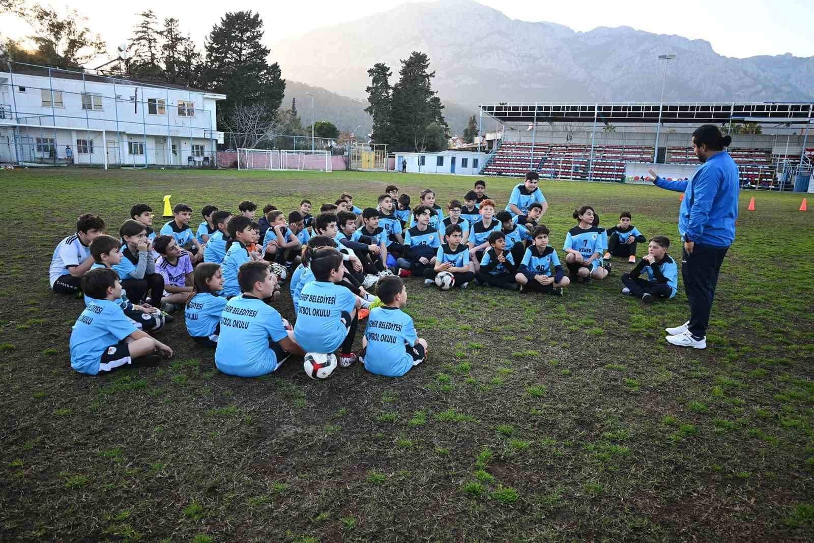 Kemer Belediyesi, geleceğin futbolcularını yetiştiriyor