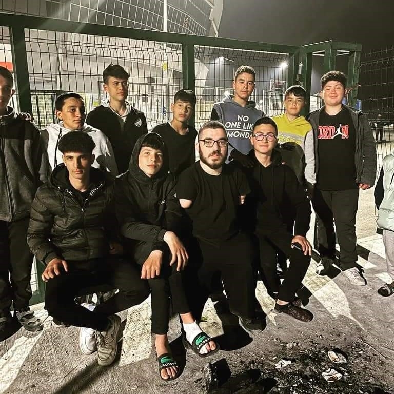 Kendi engellerini unutup depremzedelerin yardımına koştu