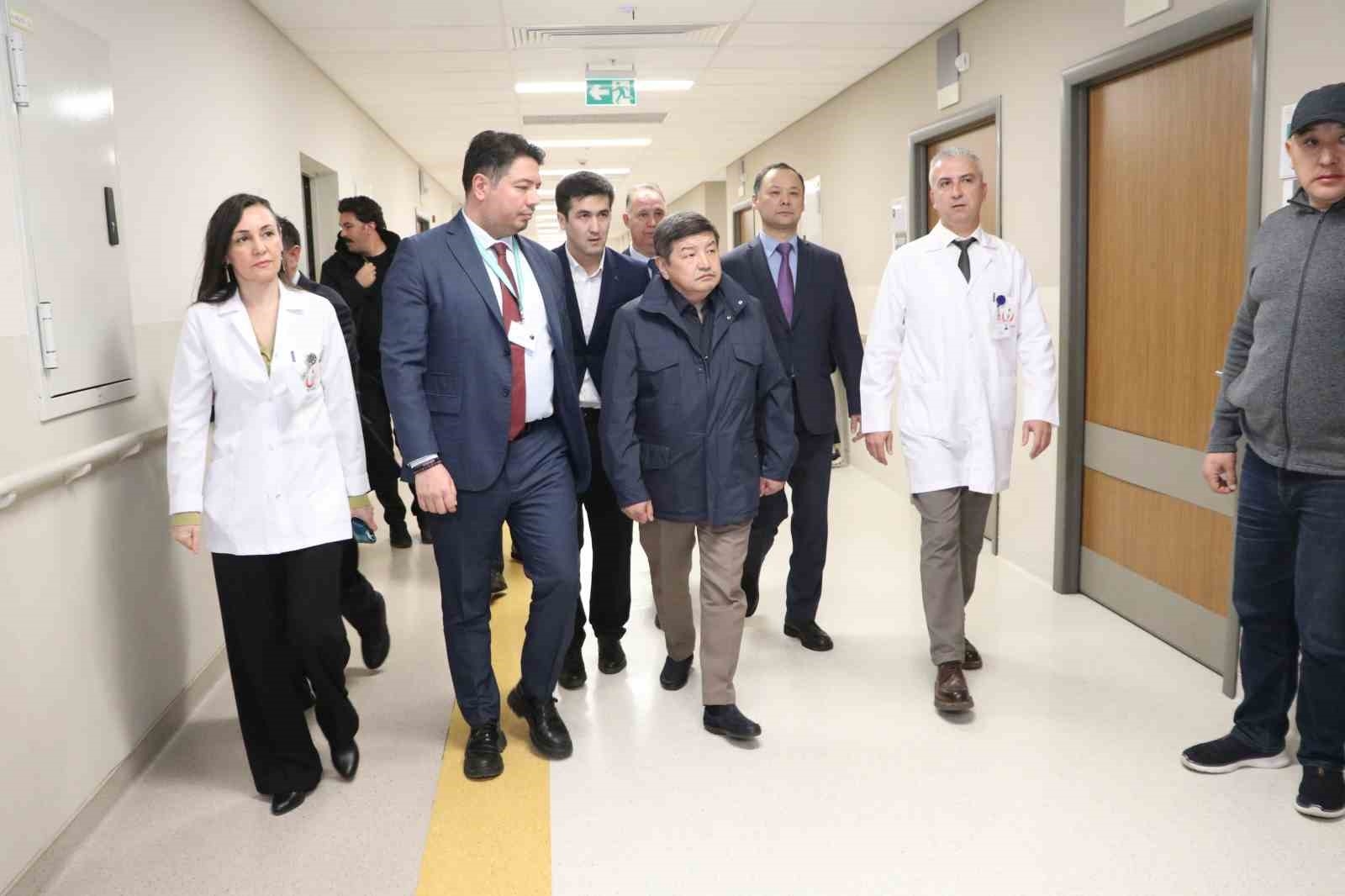Kırgızistan Bakanlar Kurulu Başkanı Caparov'dan Türkiye hastanelerine övgü