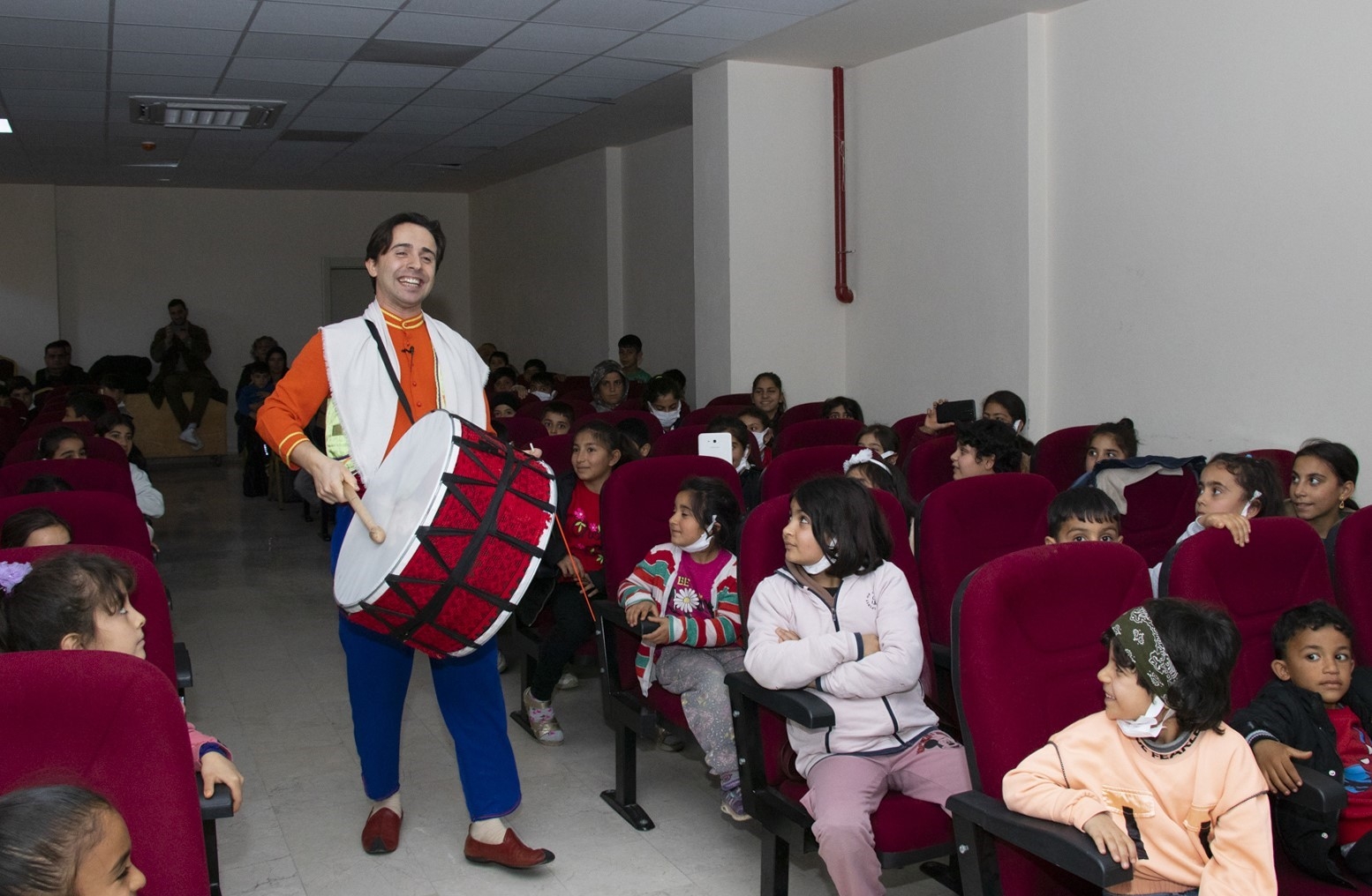 Mersin Büyükşehir Belediyesi 15 binden fazla çocuğu tiyatroyla buluşturdu