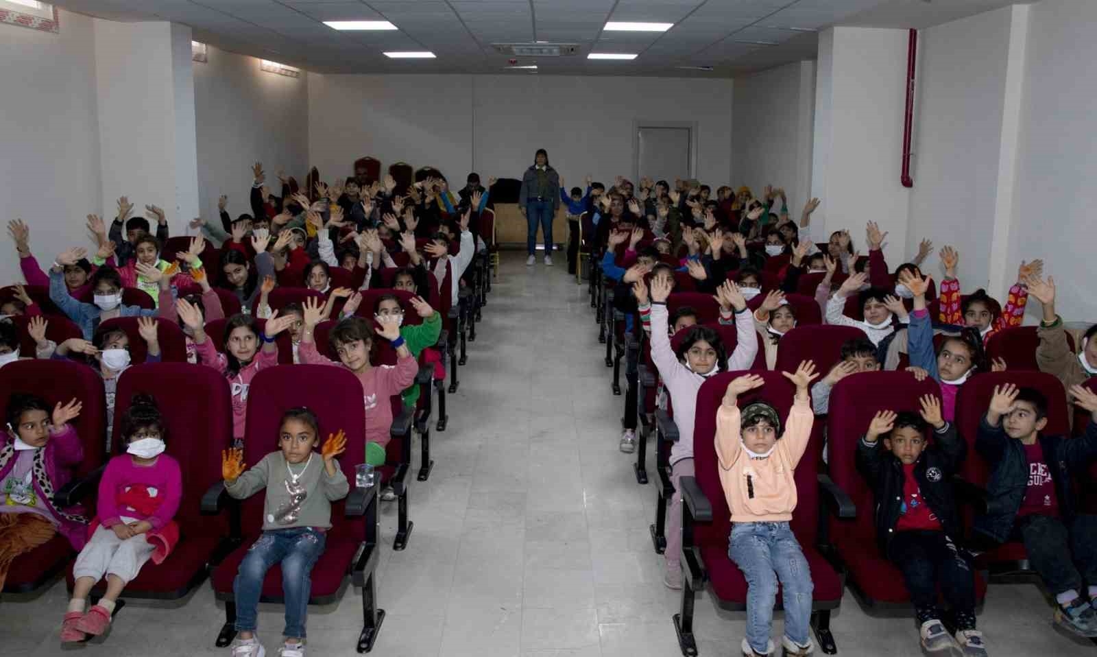 Mersin Büyükşehir Belediyesi 15 binden fazla çocuğu tiyatroyla buluşturdu