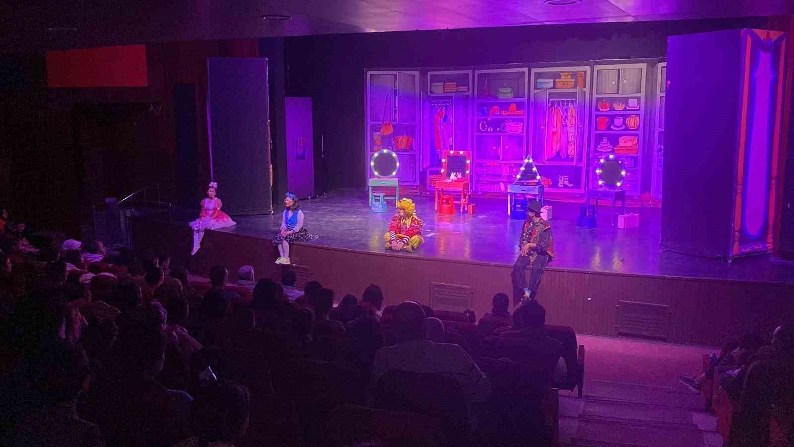 Mersin Şehir Tiyatrosu, 2 tiyatro oyunuyla Seyhan'da sahne aldı