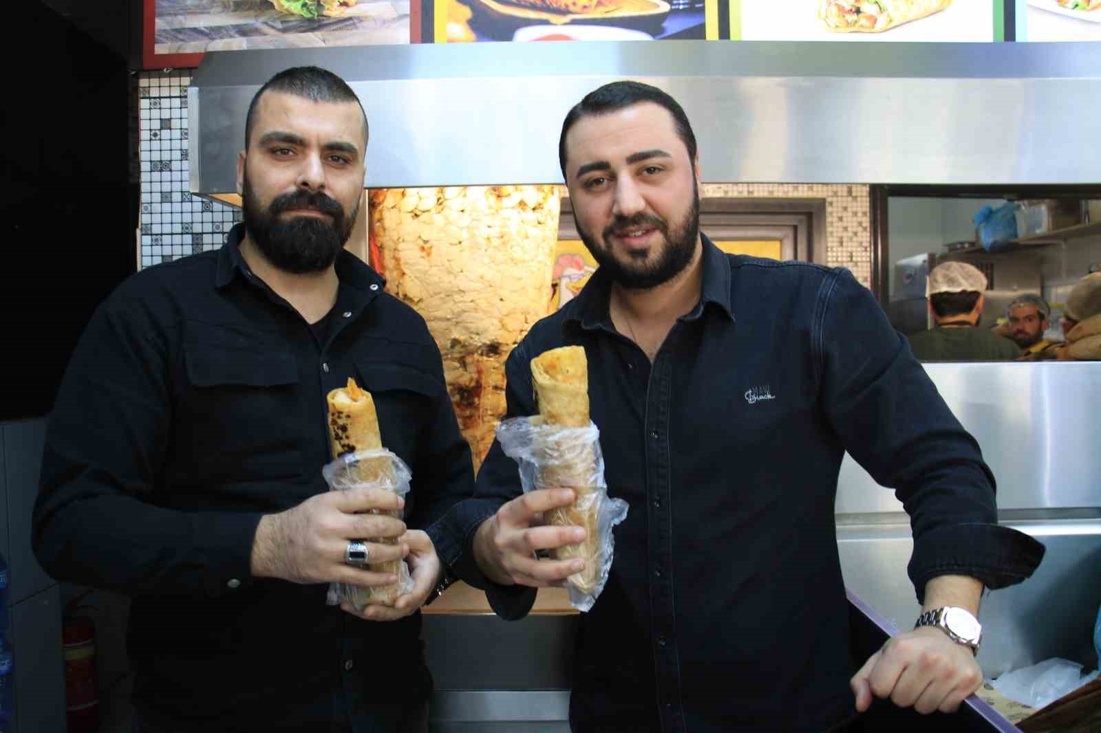 Mersin'de depremzedeler anısına 300 kilo döner ücretsiz dağıtıldı