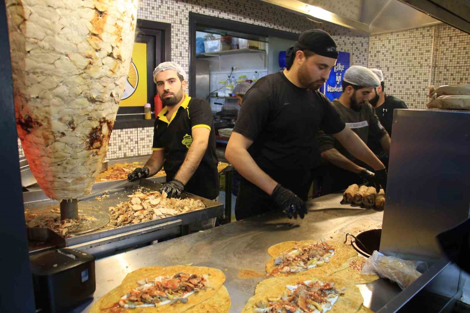 Mersin'de depremzedeler anısına 300 kilo döner ücretsiz dağıtıldı