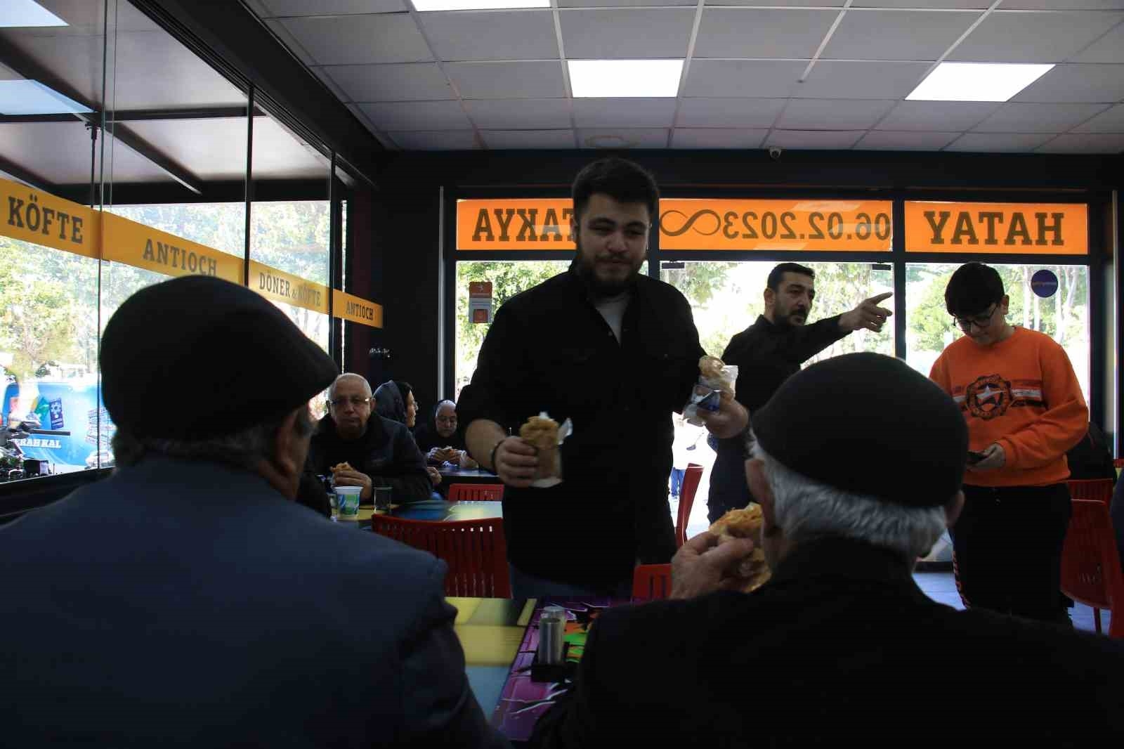 Mersin'de depremzedeler anısına 300 kilo döner ücretsiz dağıtıldı