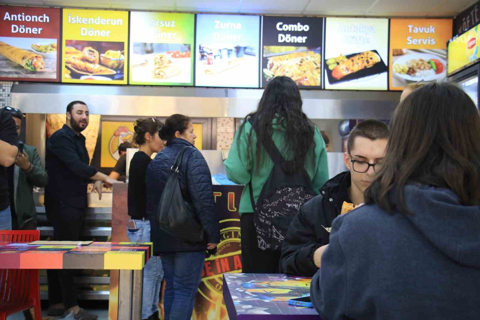 Mersin'de depremzedeler anısına 300 kilo döner ücretsiz dağıtıldı