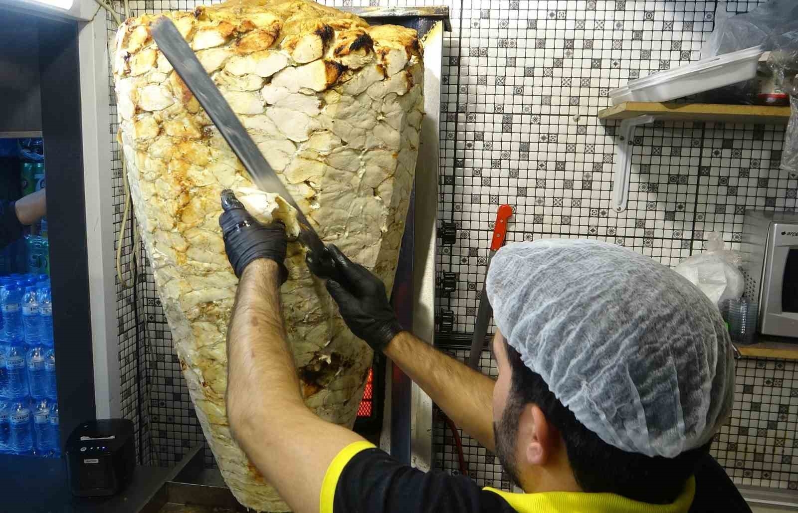 Mersin'de depremzedeler anısına 300 kilo döner ücretsiz dağıtıldı