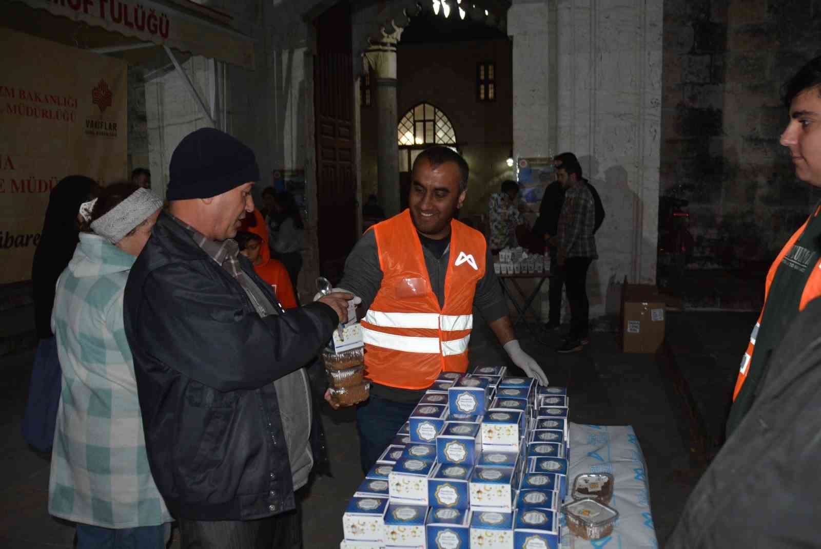 Mersin'de kandilde 15 bin simit dağıtıldı
