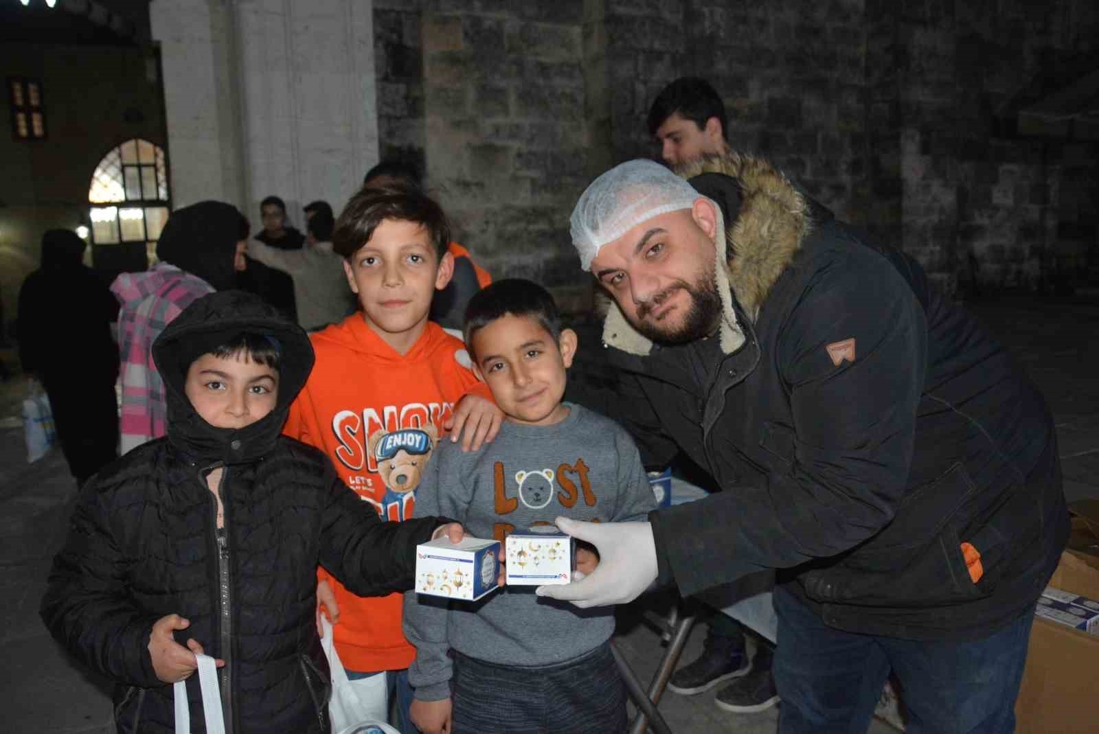 Mersin'de kandilde 15 bin simit dağıtıldı
