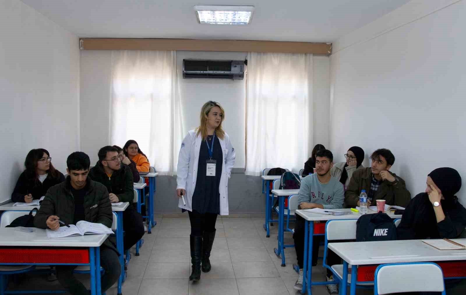 Mersin'de kurs öğrencilerinin YKS ücreti Büyükşehir Belediyesinden karşılanıyor