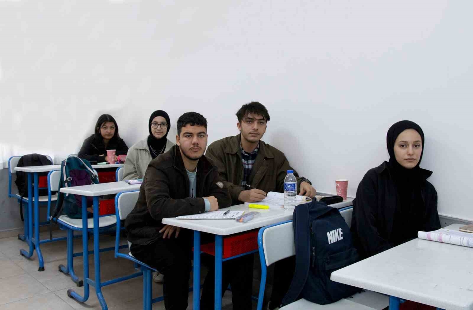 Mersin'de kurs öğrencilerinin YKS ücreti Büyükşehir Belediyesinden karşılanıyor