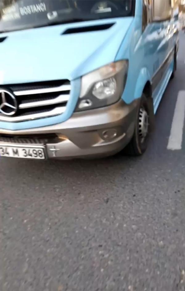 Minibüsün önünü kesen otomobil sürücüsü yakalandı