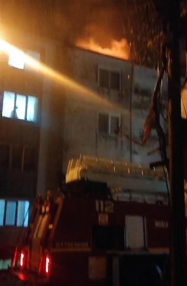 Muğla'da yıldırım düşen apartmanın çatısında yangın çıktı