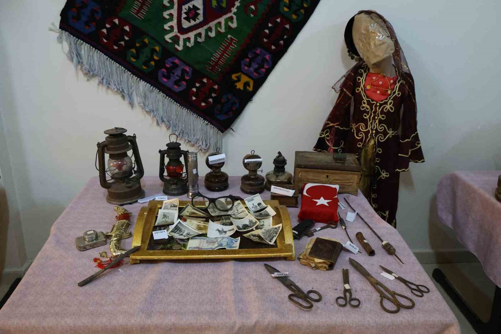 Okuldaki tarihi sergi öğrencileri geçmişe götürüyor