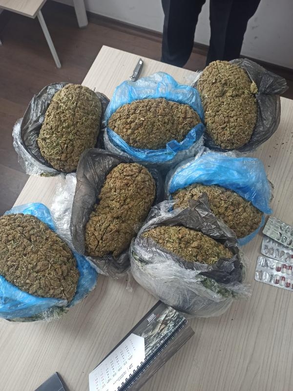 Otobüsteki yolcunun valizinden 8 kilo esrar çıktı