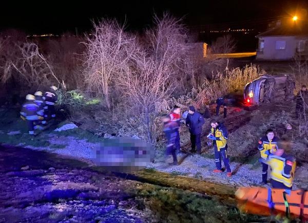 Otomobil, şarampole yuvarlandı; 1'i bebek, 1'i çocuk 3 ölü, 3 yaralı
