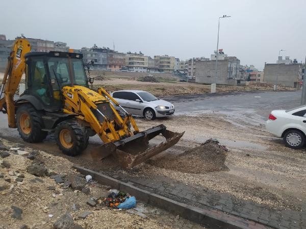 Sağanak yağış; dere taştı, Karayolu ulaşıma kapatıldı