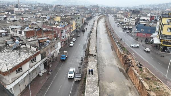 Sağanak yağış; dere taştı, Karayolu ulaşıma kapatıldı