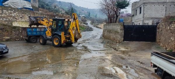 Sağanak yağış; dere taştı, Karayolu ulaşıma kapatıldı