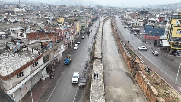 Sağanak yağış; dere taştı, Karayolu ulaşıma kapatıldı