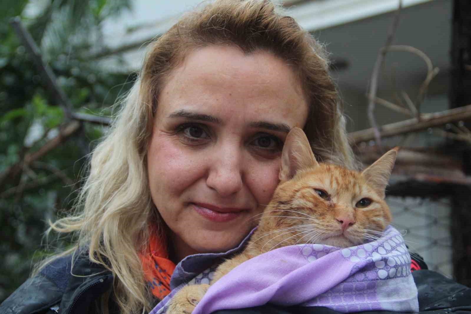 Sel suyuyla dolu bodrum katta ölümü göze alıp kedisini kurtaran kadın o anları anlattı