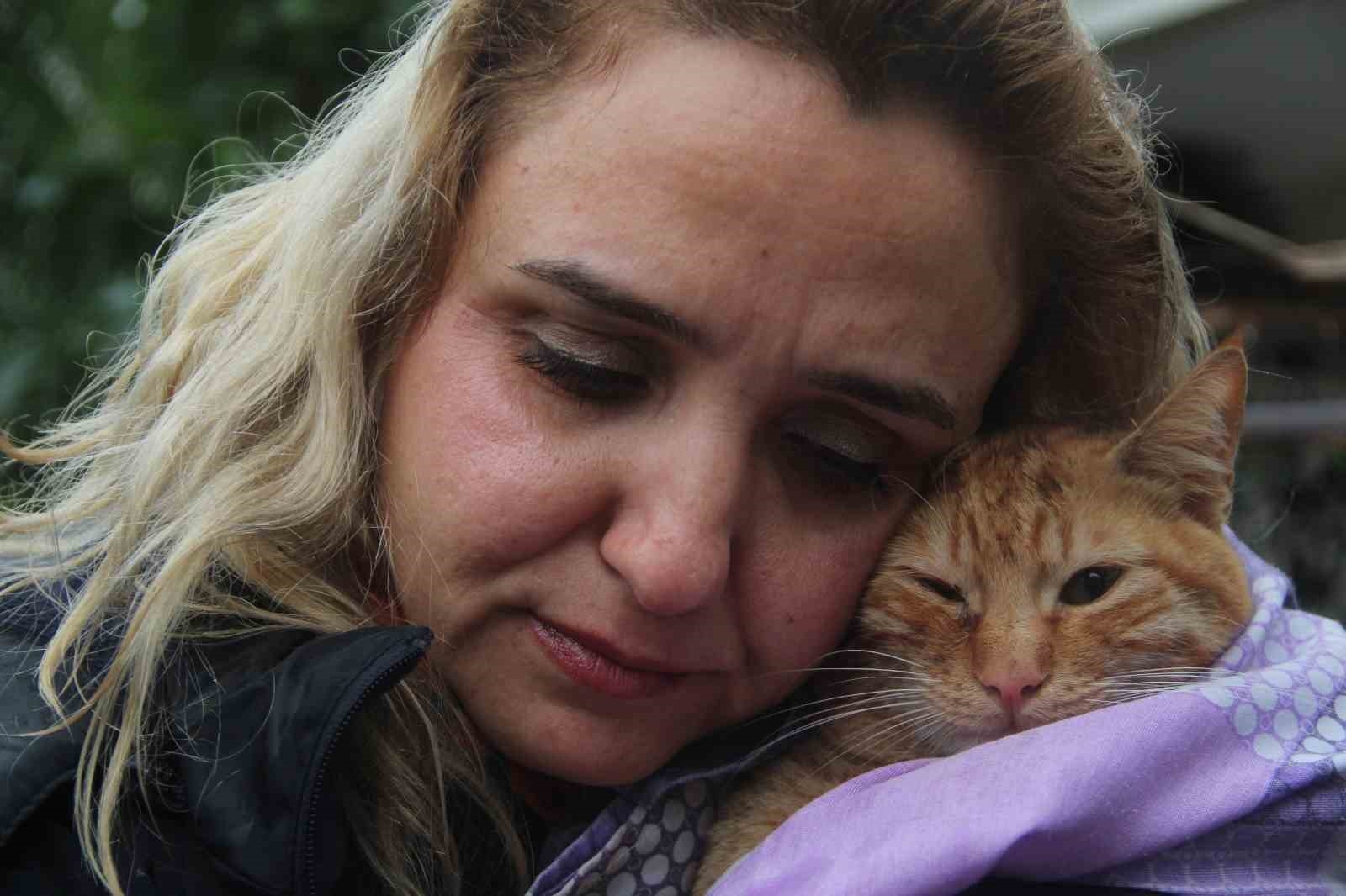 Sel suyuyla dolu bodrum katta ölümü göze alıp kedisini kurtaran kadın o anları anlattı