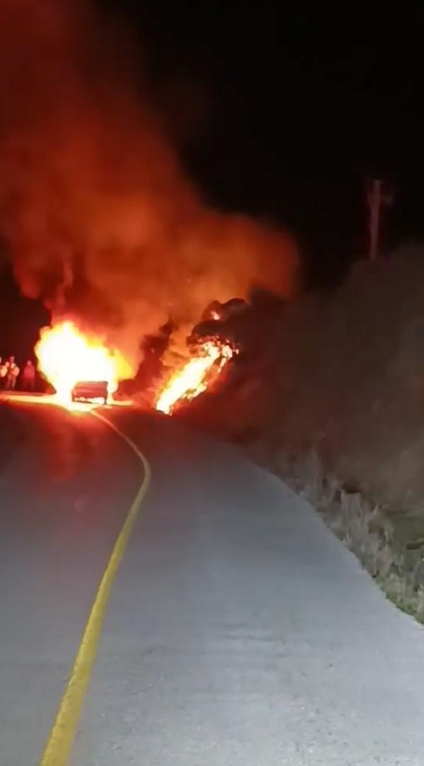 Seyir halinde motoru tutuşup yandı