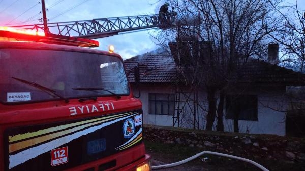 Tek yaşadığı evinde çıkan yangında öldü