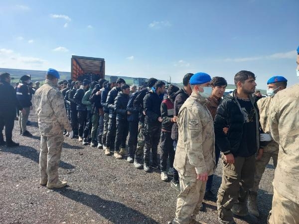 TIR dorsesinde 72 kaçak göçmen yakalandı
