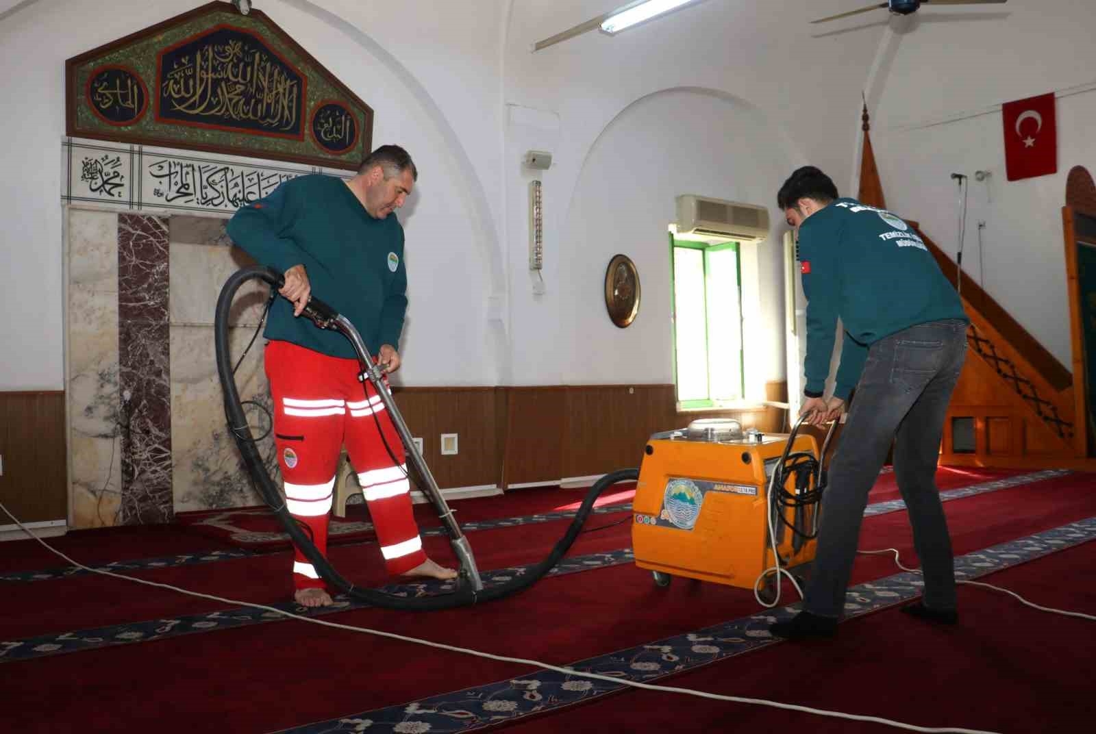 Toroslar'da camiler Ramazan ayına hazırlanıyor