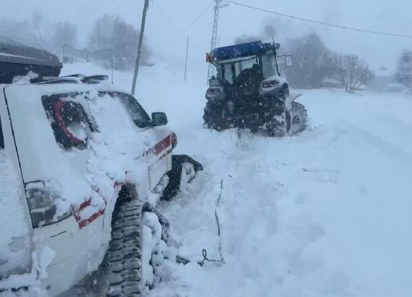 Traktör kara saplanan paletli ambulansı kurtarıldı
